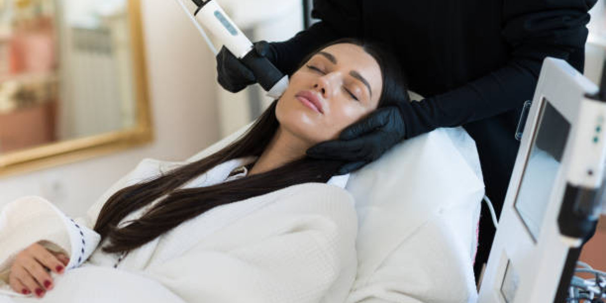 Beat Riyadh's Heat with Hydrafacial: Hydration Secrets for Desert-Dry Skin Revival